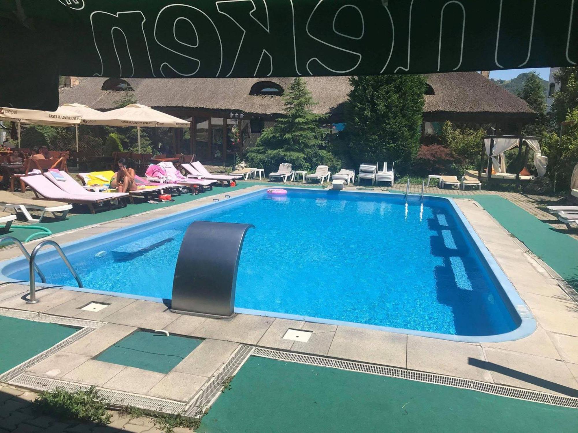 Castelul De Vis Hotel Petrosani Bagian luar foto