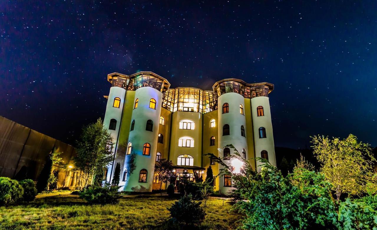 Castelul De Vis Hotel Petrosani Bagian luar foto